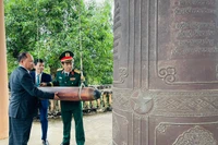 Dâng hoa, dâng hương tưởng niệm các anh hùng liệt sĩ tại Nghĩa trang liệt sĩ Chư Prông.