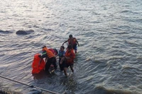 Lực lượng chức năng kịp thời cứu người phụ nữ nhảy cầu Thị Nại chiều 19-10.