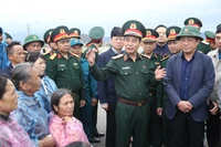 Đại tướng Phan Văn Giang thăm, tặng quà người dân vùng “rốn lũ” ở xã Tuy Phước