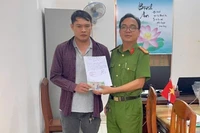 Công an xã Hoài Ân hỗ trợ người dân lấy lại tiền chuyển nhầm.