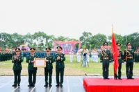 Thứ trưởng Bộ Quốc phòng (thứ 4 từ trái sang) trao Huân chương Bảo vệ Tổ quốc hạng nhất cho Sư đoàn 2. Ảnh: P.D