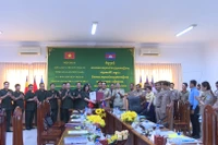 Ban Chuyên trách tỉnh Gia Lai và Ban Chuyên trách tỉnh Ratanakiri ký kết biên bản thỏa thuận. Ảnh: Đoàn Bình