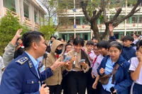 Tuyên truyền, phổ biến về tác hại của thuốc lá điện tử cho học sinh Trường THCS Nhơn Hưng qua hoạt động giao lưu, hỏi đáp. 