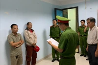 Cơ quan Cảnh sát điều tra Công an tỉnh Gia Lai thi hành lệnh bắt 2 đối tượng chống người thi hành công vụ.