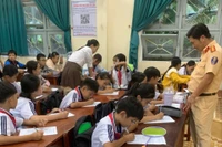 Tuyên truyền pháp luật về an toàn giao thông cho học sinh.