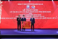 Phó Chủ tịch UBND tỉnh Nguyễn Tự Công Hoàng trao Cờ thi đua của UBND tỉnh cho Petrolimex Gia Lai. 