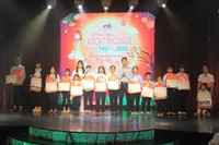 Đại diện Chi nhánh Công ty TNHH Olam tại Gia Lai tặng học bổng cho học sinh vượt khó học giỏi.