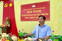 Phó Chủ tịch Thường trực UBND tỉnh Nguyễn Tuấn Thanh tiếp xúc cử tri xã Phù Mỹ Đông.