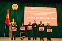 Tặng quà các gia đình chính sách tiêu biểu nhân kỷ niệm 60 năm Chiến thắng Plei Me.