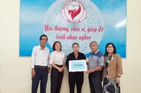 Trao tiền ủng hộ cho gia đình bệnh nhi Nguyễn Phan Hữu Thịnh. 