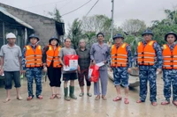 Bộ Tư lệnh Vùng Cảnh sát biển 2 tặng quà cho người dân vùng lũ Tuy Phước