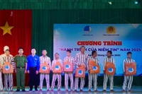 Gia Lai: Tặng quà cho trẻ em khó khăn, thanh niên cải tạo tốt
