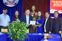 Phó Chủ tịch UBND tỉnh Nguyễn Tuấn Anh thăm, tặng quà tập thể Trường Tiểu học Ia Nhin