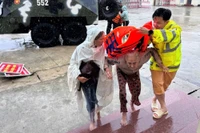 Lực lượng chức năng, đơn vị, nhóm thiện nguyện khẩn cấp chung tay hỗ trợ người dân vùng lũ.