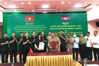 Ban Chuyên trách 2 tỉnh Gia Lai và Preah Vihear ký kết biên bản thỏa thuận. Ảnh: Đoàn Bình