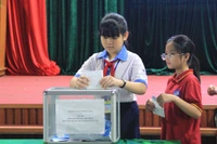 Học sinh Trường Tiểu học, THCS và THPT Sao Việt gửi gắm tình cảm đến người dân vùng bị ảnh hưởng bởi cơn bão số 10. Ảnh: H.H