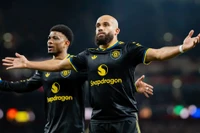 Arsenal thua sốc Man United sân nhà, Ngoại hạng Anh sôi sục