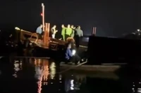 Chìm tàu khách trên hồ Thác Bà, 6 người mất tích