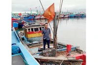 Ngư dân tự làm thuyền chữa cháy