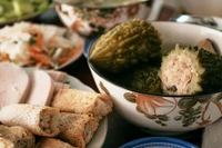 Bác sĩ lưu ý về ăn uống, rượu bia, thức khuya ngày Tết