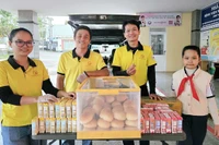 Ấm lòng từ “xe bánh mì 0 đồng” cho bệnh nhi