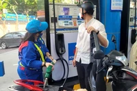 Giá xăng dầu đồng loạt tăng, RON 95 lên gần 19.000 đồng/lít