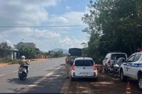 Cảnh sát giao thông mở đường đưa người bị tai nạn đi cấp cứu kịp thời