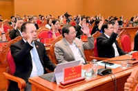 Đại biểu biểu quyết thông qua nghị quyết tại kỳ họp.