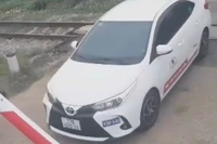 Cảnh sát giao thông Gia Lai xử phạt tài xế xe tập lái băng qua đường sắt khi rào chắn đang hạ.
