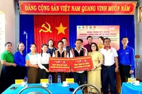 Phường Bồng Sơn tặng tuyến đường điện chiếu sáng năng lượng mặt trời cho xã Chư Prông.