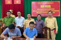 Tuyên truyền pháp luật cho các doanh nghiệp chở đất phục vụ dự án sân bay Phù Cát.