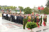 Dâng hoa, dâng hương tại Nhà lưu niệm Chi bộ Cửu Lợi.