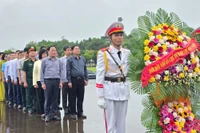 Lãnh đạo tỉnh Gia Lai dâng hoa, dâng hương tưởng niệm Chủ tịch Hồ Chí Minh tại Quảng trường Đại Đoàn Kết