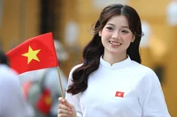 Lan tỏa tình yêu nước với tà áo dài và hình ảnh lá cờ Tổ quốc
