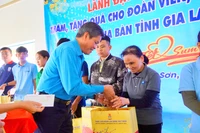 Phó Chủ tịch Tổng LĐLĐ Việt Nam Huỳnh Thanh Xuân tặng quà Tết cho người lao động khó khăn