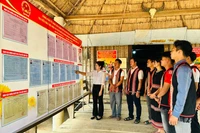 “Ði từng ngõ, gõ từng nhà” tuyên truyền bầu cử