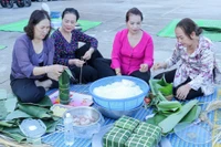 Bánh Tết trong gian bếp tuổi thơ