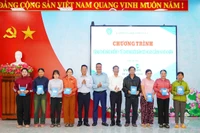 Tặng 1.000 thẻ BHYT cho người khó khăn khu vực Hoài Nhơn