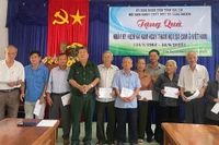 Trao tặng 55 suất quà cho nạn nhân chất độc da cam 