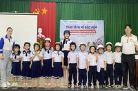 Học sinh khối lớp 1 Trường Tiểu học số 1 Phù Mỹ được tặng mũ bảo hiểm đạt chuẩn.