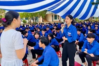 Cán bộ Sở Tư pháp hướng dẫn học sinh Trường THPT Nguyễn Hồng Đạo (xã Hòa Hội) tham gia cuộc thi tìm hiểu pháp luật trực tuyến.