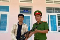 Công an xã An Vinh tiếp nhận khẩu súng nén hơi do người dân tự nguyện giao nộp.