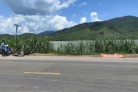 Hiện trường vụ tai nạn chỉ còn lại thi thể nạn nhân và chiếc xe mô tô nằm ở lề đường.
