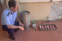 Bộ dụng cụ cơ sở kinh doanh sử dụng để san chiết gas trái phép.