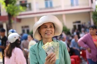 Người dân phấn khởi nhận quà Tết Độc lập