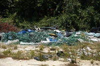 Khắp nơi tràn ngập rác thải. Ảnh: H.P