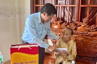 Phó Chủ tịch Thường trực HĐND tỉnh Trương Văn Đạt thăm, tặng quà các gia đình chính sách