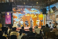 Đông đảo khán giả tham dự đêm nhạc gây quỹ cho thiếu nhi vùng khó. Ảnh: Ngọc Duy