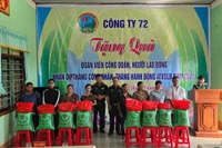 Công ty 72 tặng hơn 1.400 suất quà cho công nhân, người lao động