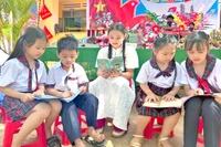 Chạm vào sách